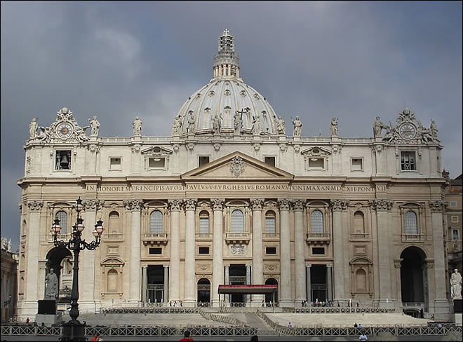 La façade de la basilique Saint Pierre de Rome La basilique Saint Pierre de Rome