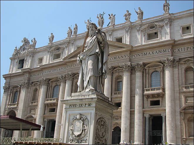 La façade de la basilique Saint Pierre de Rome La basilique Saint Pierre de Rome