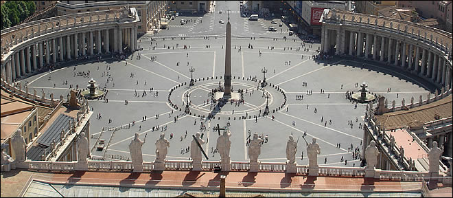 Vue de la place Saint Pierre depuis la coupole de la basilique La basilique Saint Pierre de Rome