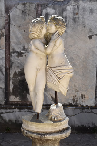Statue d'Amour et Psyché à Ostia Antica La maison d'Amour et Psyché à Ostia Antica
