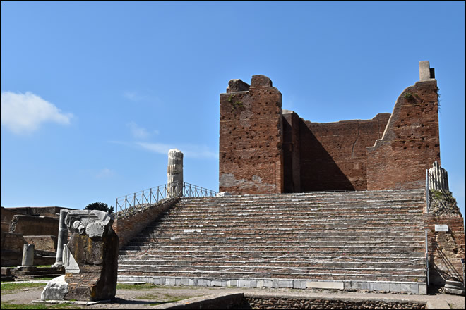 Vue du Capitole d'Ostia Antica Le Capitole d'Ostia Antica