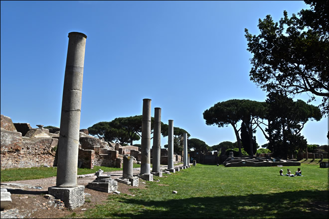 Vue du Forum d'Ostia Antica Le Forum d'Ostia Antica