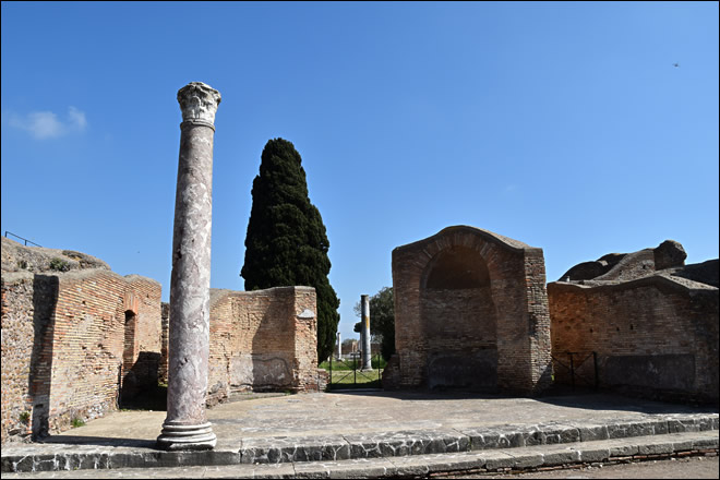 L'entrée de la Guilde de Trajan à Ostia Antica La Guilde de Trajan à Ostia Antica