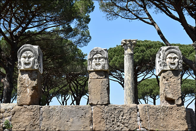 Masques de théâtre à Ostia Antica Masques de théâtre à Ostia Antica