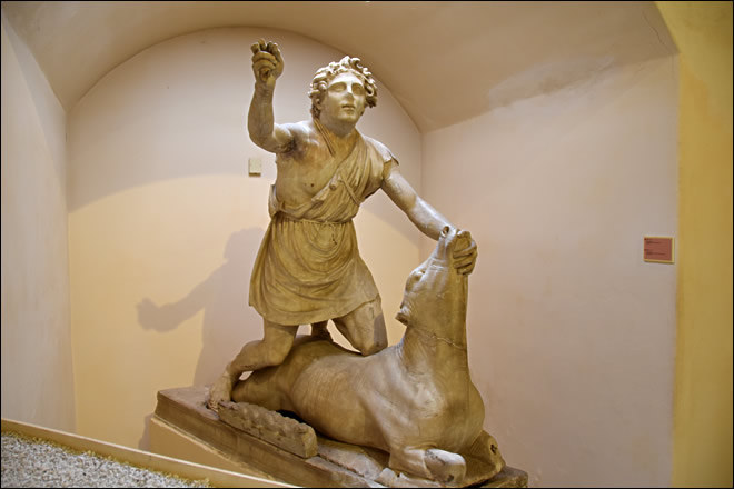 Sacrifice du taureau dans le culte de Mithra au musée d'Ostia Antica Le culte de Mithra à Ostia Antica