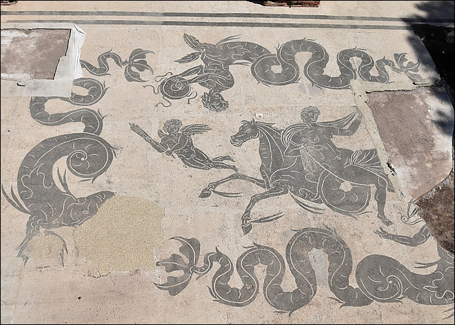 Mosaïque représentant Amphitrite à Ostia Antica Ostia Antica, les thermes de Neptune