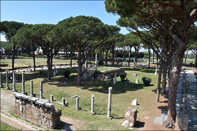 La place des Corporations à Ostia Antica