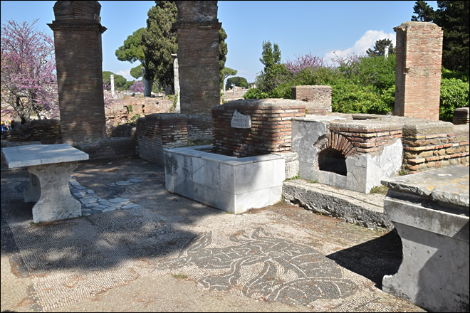 Une poissonerie (Taberne dei pescivendoli) à Ostia Antica Poissonerie à Ostia Antica