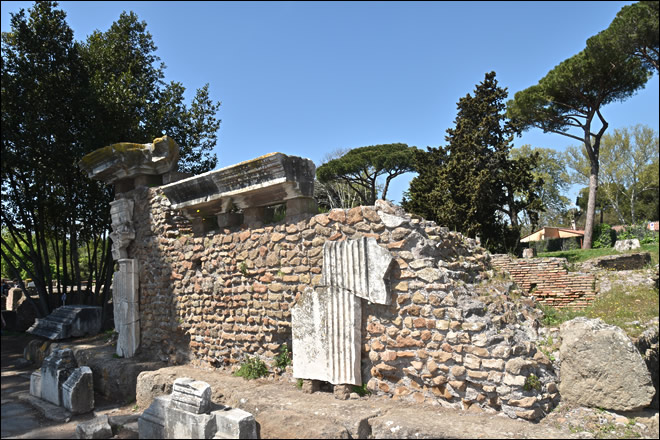 Vestiges des remparts et de la Porta Romana à Ostia Antica Ostia Antica, la porta Romana