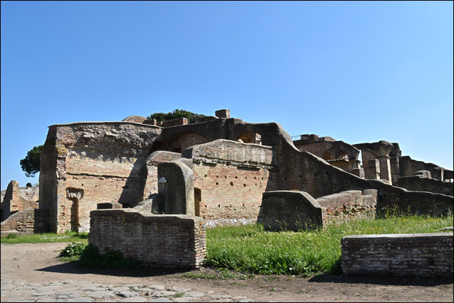 Immeuble de Sérapis à Ostia Antica Immeuble de Sérapis à Ostia Antica