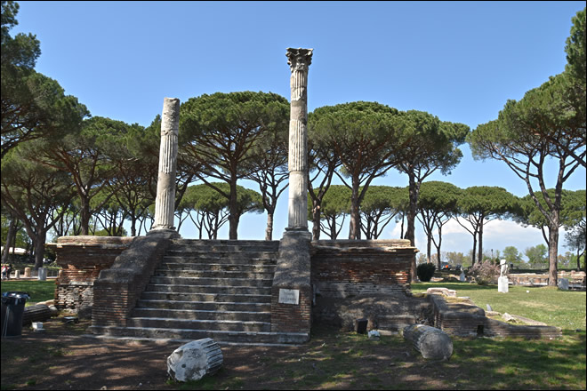 Temple attribué à Cérès sur la place des Corporations à Ostia Antica Le temple de la place des Corporations à Ostia Antica