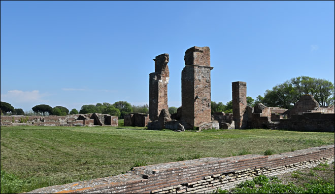 Vue des thermes de Porta Marina à Ostia Antica Les thermes de Porta Marina à Ostia Antica