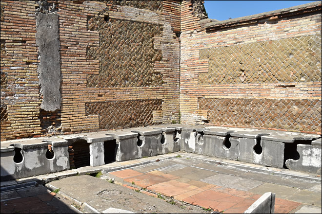 Vue des toilettes des thermes du forum d'Ostie Les toilettes des thermes du forum d'Ostia Antica