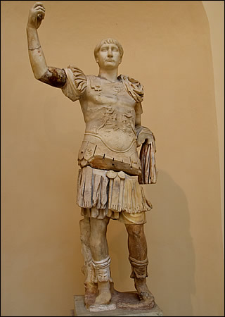 Statue de l'empereur Trajan au musée d'Ostia Antica Statue de Trajan à Ostia Antica