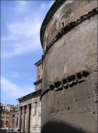 Vue du côté du Panthéon Le Panthéon de Rome
