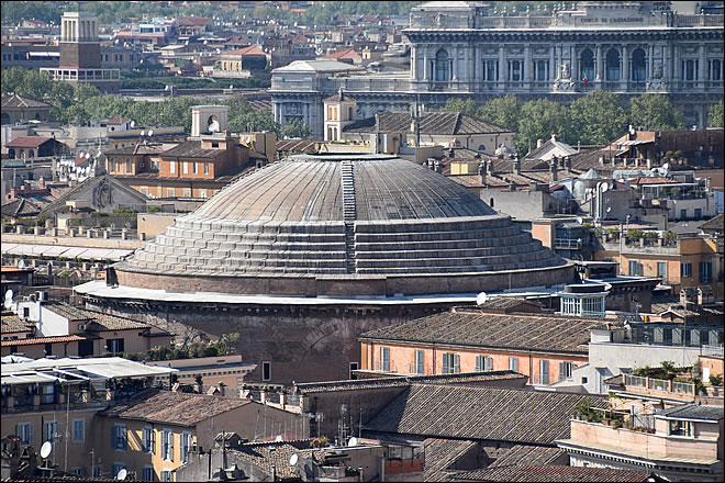 Vue de la coupole du Panthéon de Rome depuis le monument à Victor Emmanue II Le Panthéon de Rome