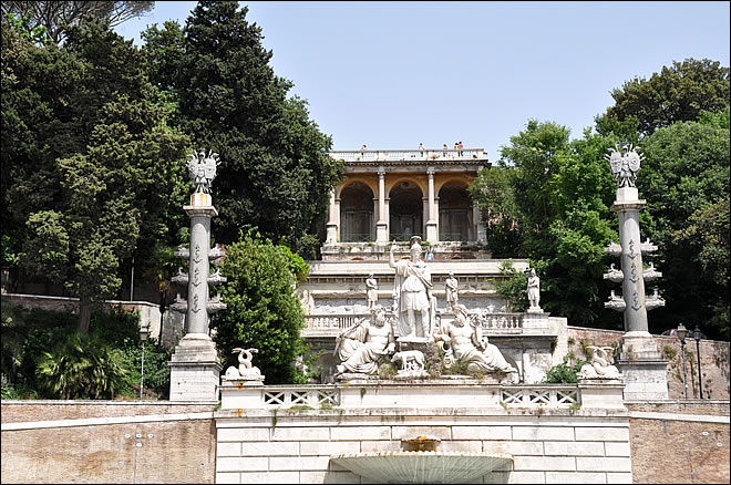 L'une des fontaines de la piazza del Popolo et le Pincio à l'arrière La piazza del Popolo