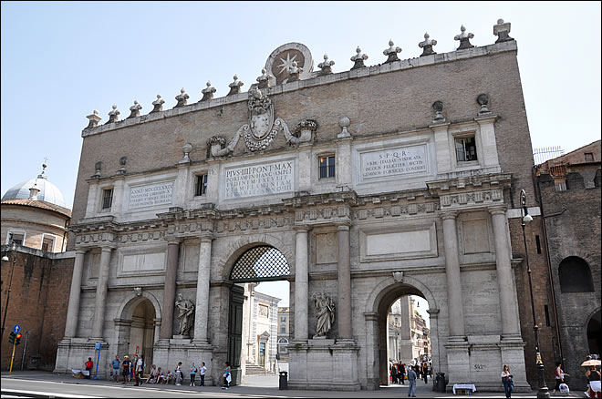 La porte percée dans la muraille donnant sur la piazza del Popolo La piazza del Popolo