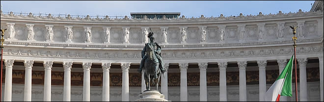 Le fronton du monument à Victor Emmanuel II La piazza Venezia