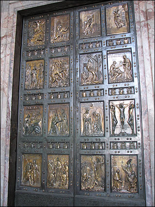 La porte Sainte de la basilique Saint Pierre de Rome