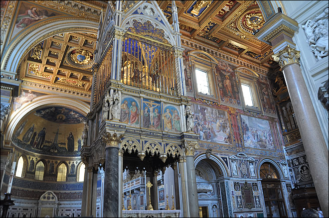 Le ciborium de la basilique Saint Jean de Latran Le ciborium de la basilique Saint Jean de Latran