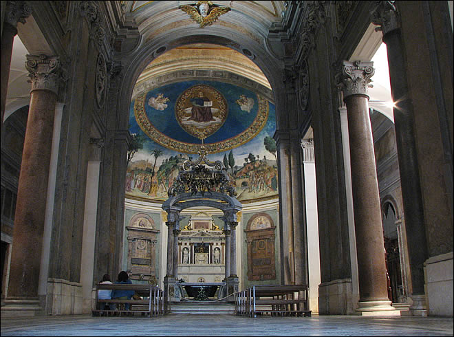 L'intérieur de l'église Santa Croce in Gerusalemme L'église Santa Croce in Gerusalemme