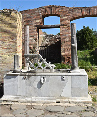 Portique de la Fontaine avec une lampe à Ostia Antica
