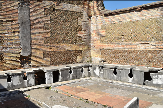 Les toilettes des thermes du forum d'Ostia Antica